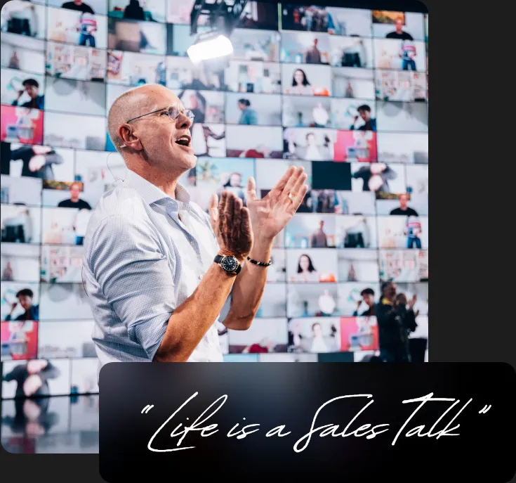 Mike Dierssen spricht vor Publikum, darunter das Zitat Life is a Sales Talk